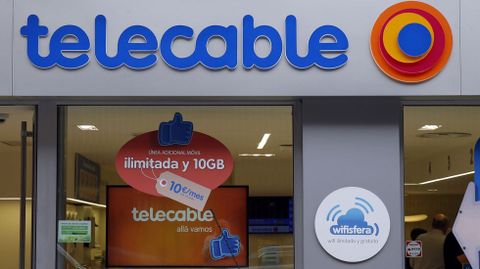 Una de las tiendas de Telecable en Oviedo.