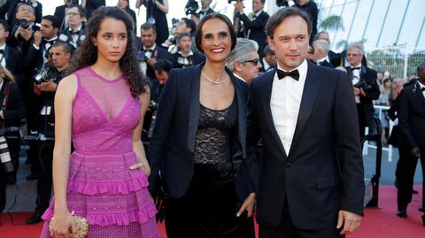 El actor Vincent Perez, con su mujer y su hija, a su llegada a la ceremonia de apertura del festival de Cannes
