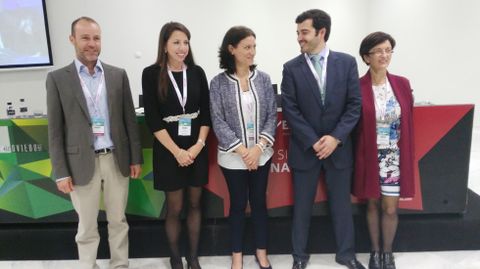 La oftalmóloga Cristina Peris (c) junto a sus compañeros de ponencia