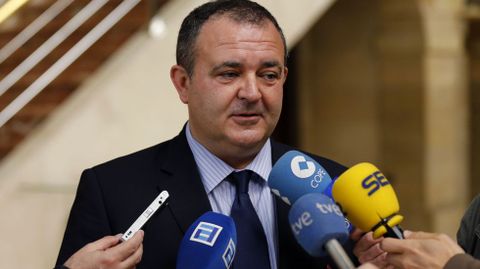 El director general de Minería y Energía, Isaac Pola, que será nombrado consejero de Empleo, Industria y Turismo del Principado en sustitución de Francisco Blanco, atiende a los medios de comunicación antes de participar en el acto de apertura de la Jornada del Cluster de Industrias Químicas y Procesos del Principado de Asturias (IQPA) Eficiencia energética en la industria