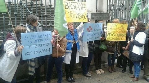 Protesta de médicos y enfermeras del SAC frente a la Junta General.Protesta de médicos y enfermeras del SAC frente a la Junta General