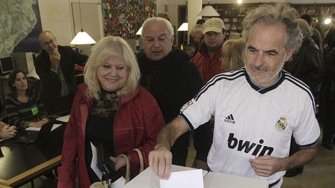 25 noviembre 2012 | Elecciones anticipadas. Los partidos que reclaman un referendo obtienen mayora, pero el partido de Artur Mas pierde 12 escaos y ERC duplica los suyos.