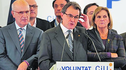 25 noviembre 2012 |Elecciones anticipadas. Los partidos que reclaman un referendo obtienen mayora, pero el partido de Artur Mas pierde 12 escaos y ERC duplica los suyos.
