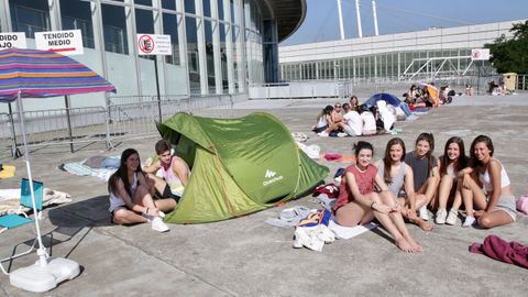 Jóvenes haciendo cola en el COLISEUM para el concierto de Melendi