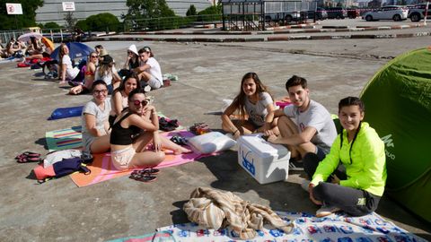 Jóvenes haciendo cola en el COLISEUM para el concierto de Melendi