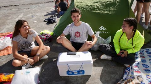 Jóvenes haciendo cola en el COLISEUM para el concierto de Melendi