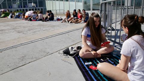 Jóvenes haciendo cola en el COLISEUM para el concierto de Melendi