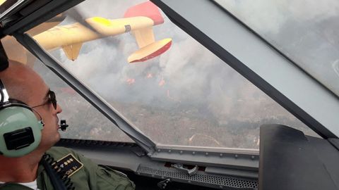 Imagen del incendio de Pedrgo Grande desde un avin espaol que ayuda a combatir el fuego. 