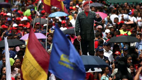 Partidarios de Nicols Madura portan una imagen de Hugo Chvez durante una manifestacin de apoyo al Gobierno