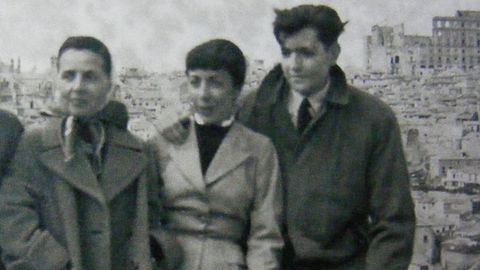 Aurora y Julio, en una foto tomada en mayor de 1956 durante una excursin a Toledo (al fondo, las ruinas del Alczar). Se habna casado en 1952. En este viaje visitaron tambin Galicia. Paco Luis Bernndez, hermano de Aurora por parte de padre, era entonces embajador argentino en Espaa. 