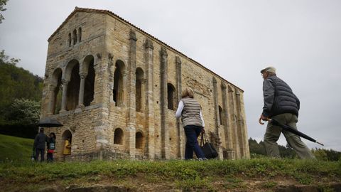 Paseantes en Santa María del Naranco, en una imagen de archivo