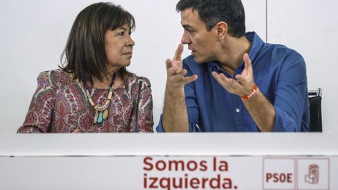 Cristina Narbona junto a Pedro Sánchez