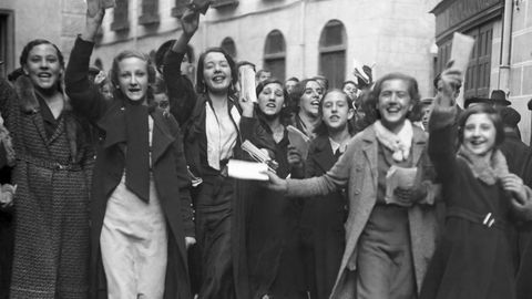 Un grupo de mujeres celebran con papeletas en la mano su recién estrenado derecho al voto en 1933