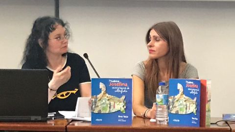 Diana Sobrado y Rosa Valle durante la presentación del cuento en Gijón