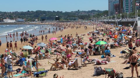 La playa de San Lorenzo de Gijón, a primera hora de la tarde