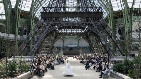 Modelo presenta las creacciones de Alta Costura de la coleccin otoo/invierno del diseador Karl Lagerfeld para la firma Chanel