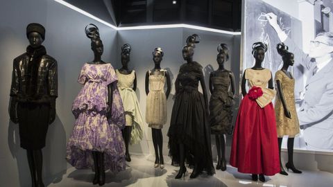 Varias creaciones expuestas en  Christian Dior, couturier du rve 