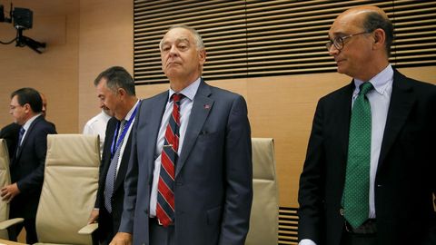 El ex director adjunto operativo de la Policía Eugenio Pino, en el centro, durante su comparecencia en la comisión parlamentaria que investiga el supuesto uso político de los medios del cuerpo por parte del exministro del Interior Jorge Fernández Díaz