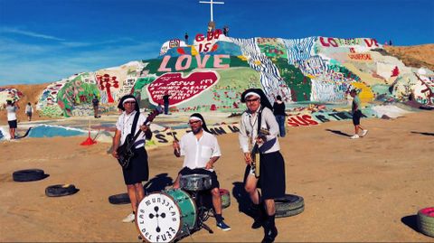 Las Munjitas del Fuzz en Salvation Mountain, California