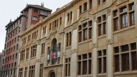 Fachada principal de la antigua Escuela de Comercio de Gijón