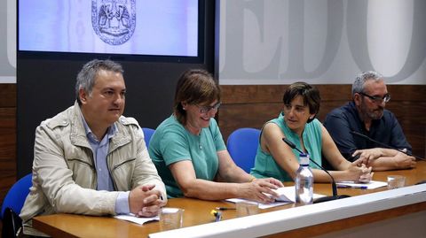 La consejera de Servicios Sociales, Pilar Varela (2i), la edil Ana Rivas (2d), el director general de Vivienda, Fermn Bravo (i), y el presidente de la Asociacin Albniz, Javier Vicente (d), durante la rueda de prensa