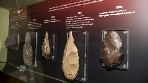 Modelos de herramientas del Paleolítico en la sección dedicada a las antiguas poblaciones humanas