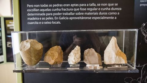 Artefactos paleolíticos tallados con diferentes tipos de minerales