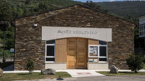 Fachada principal del museo, que ocupa un edificio construido expresamente para ello en la calle Courel