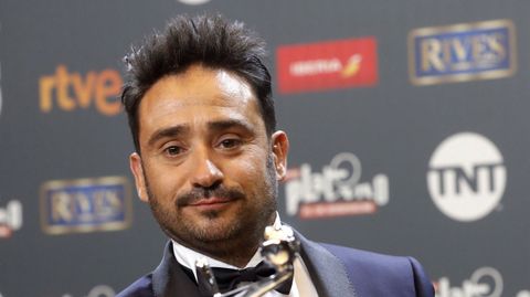 El español Juan Antonio Bayona, tras recibir el premio Platino a la mejor fotografía por la película «Un monstruo viene a verme»