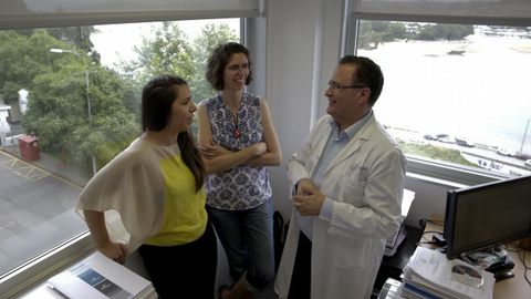 oana Magalhaes y Elena Fernández, dos de las premiadas, con Francisco Blanco, director del Inibic