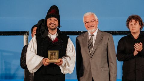 Fernando Briones, director del coro Gaos, recogiendo el premio del público en certamen de habaneras de Torrevieja.