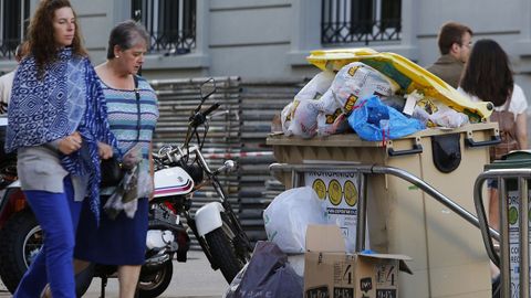 Contenedores sin recoger en la Ciudad Vieja de A Coruña