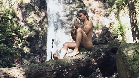 Rodrigo Cuevas toca desnudo una guitarra en las cascadas de Guanga, en Trubia.Rodrigo Cuevas toca desnudo una guitarra en las cascadas de Guanga, en Trubia