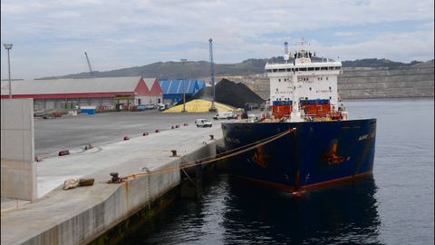 El buque averiado Njord Cloud atracado en punta Langosteira