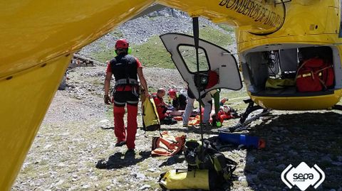 El equipo de rescate estabiliza al escalador herido en el Urriellu, junto al helicptero de Emergencias.El equipo de rescate estabiliza al escalador herido en el Urriellu, junto al helicptero de Emergencias