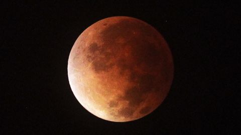 Eclipse lunar visto de madrugada