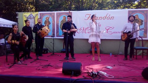 Lucía Pérez, cantante de O Incio, actuó con músicos de la Real Banda de Gaitas de Ourense