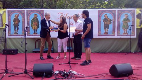 El conselleiro de Industria, Francisco Conde, fue galardonado con la Tésera da Hospitalidade, una distinción que otorgan los organizadores del festival