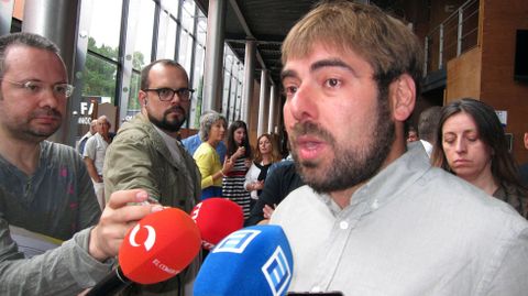 El secretario general de Podemos, Daniel Ripa, atiende a los medios en la Feria de Muestras de Gijón.El secretario general de Podemos, Daniel Ripa, atiende a los medios en la Feria de Muestras de Gijón