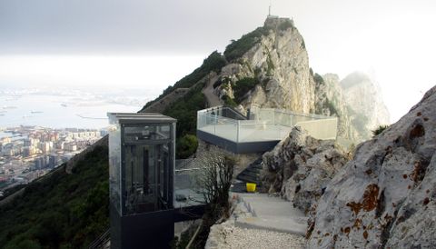 El mirado acristalados que la empresa gijones Ales Iluminacin ha instalado, a 400 metros de altitud, en el Pen de Gibraltar.El mirador acristalado que la empresa gijonesa Ales Ingeniera Creativa 360 ha instalado, a 400 metros de altitud, en el Pen de Gibraltar