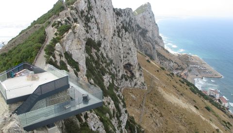 Vista area del mirador colocado por Ales Ingeniera en Gibraltar, con el suelo acristalado.Vista area del mirador colocado por Ales Iluminacin en Gibraltar, con el suelo acristalado