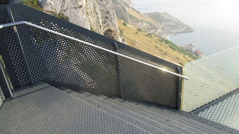 Escaleras con la barandilla acristalada, instalada por Ales Iluminacin en el mirado de Gibraltar.Escaleras con la barandilla acristalada, instalada por Ales Ingeniera en el mirado de Gibraltar