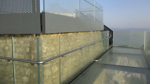 Detalle del suelo acristalado del mirado de Gibraltar, instalado por Ales Iluminacin.Detalle del suelo acristalado del mirado de Gibraltar