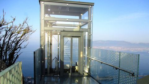 Ascensor acristalado de acceso al mirador de Gibraltar, construido por Ales Iluminacin.Ascensor acristalado de acceso al mirador de Gibraltar