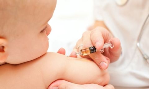Un bebé recibe una vacuna.Un bebé recibe una vacuna