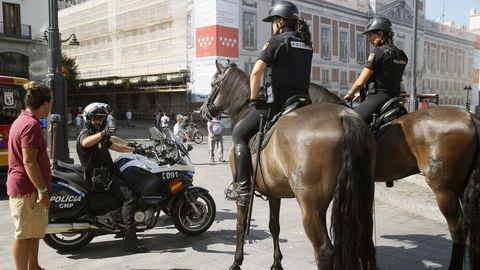 Varios agentes de la Policía Nacional patrullan en la Plaza de la Puerta del Sol en Madrid