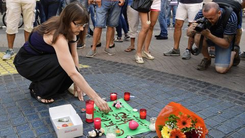 Muchas personas han empezado a depositar mensajes y velas en el mosaico en las Ramblas de Barcelona después del atentado ocurrido ayer