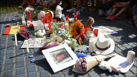 Muchas personas han empezado a depositar mensajes y velas en el mosaico en las Ramblas de Barcelona después del atentado ocurrido ayer
