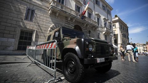 Vista de un vehículo militar en la puerta de la embajada española en la Santa Sede en Roma