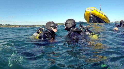Un grupo de submarinistas realiza una inmersión frente a la costa de Asturias.Un grupo de submarinistas realiza una inmersión frente a la costa de Asturias